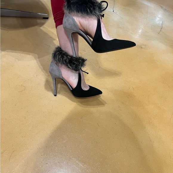 Elegant Black Stiletto Heels with Fur Trim - Picture 4 of 6